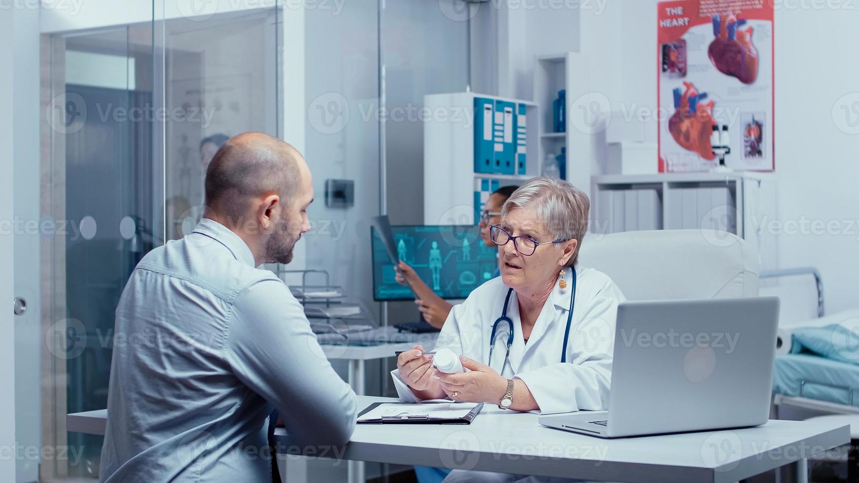 medico autentico che prescrive il trattamento delle pillole foto