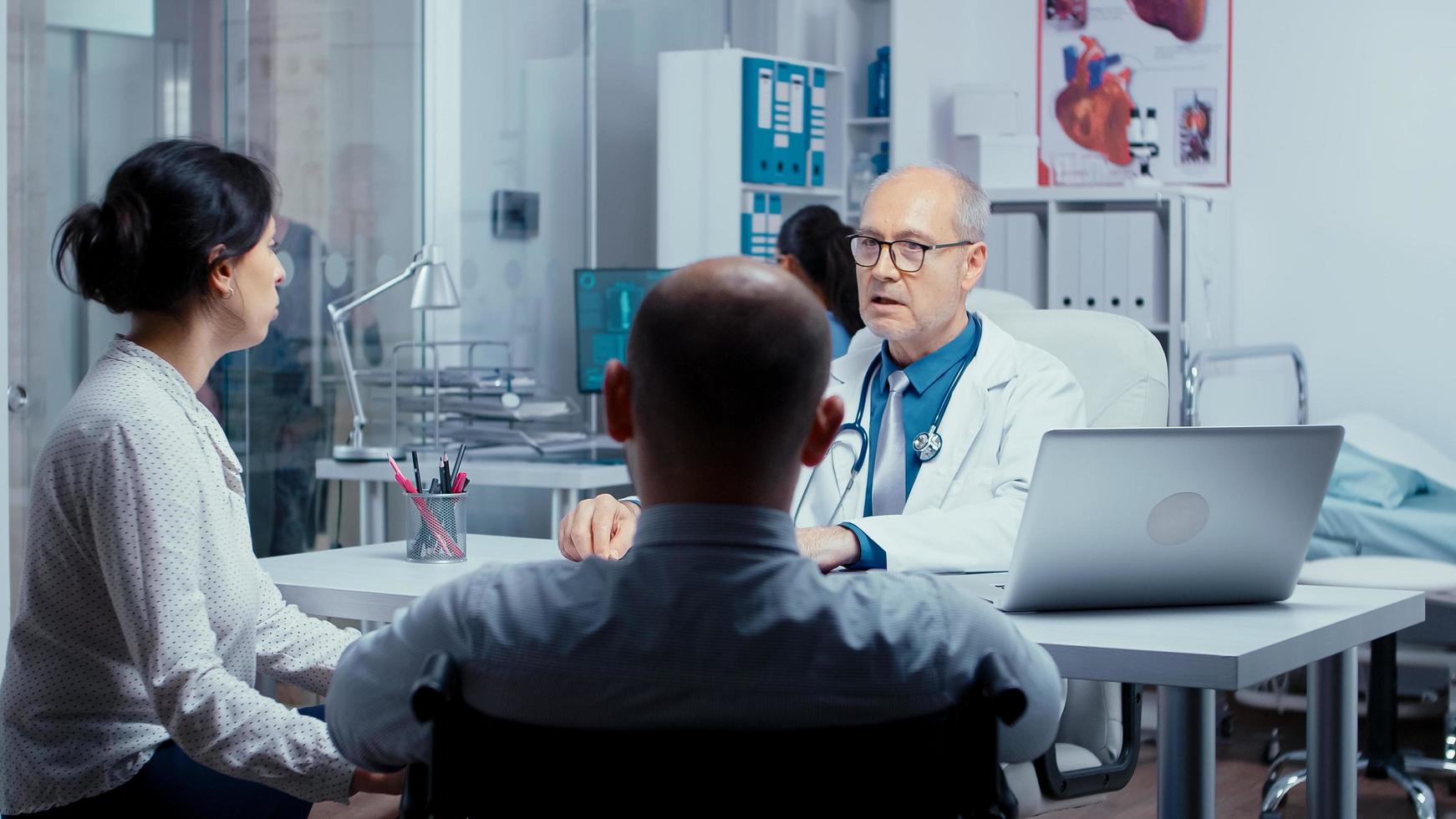 giovane uomo disabile all'ufficio del medico foto