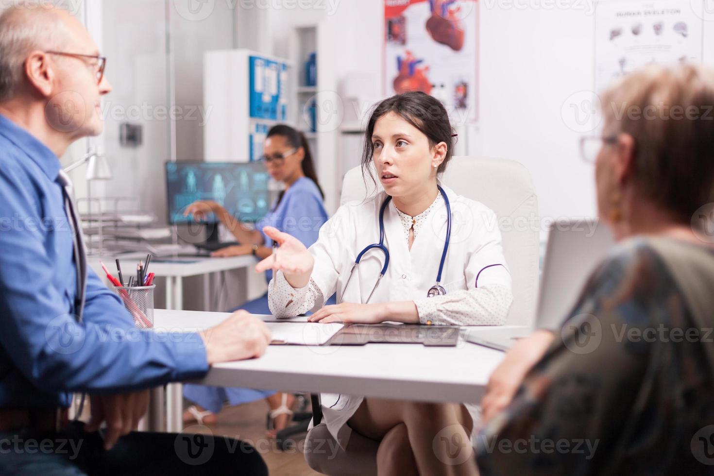 dottoressa che spiega la diagnosi foto