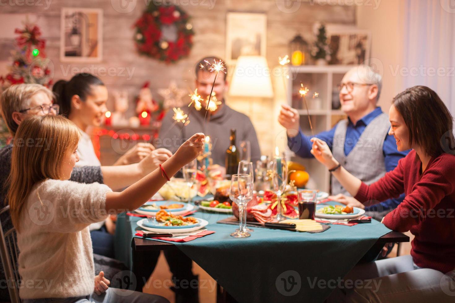 allegro uomo anziano alla cena di Natale in famiglia foto