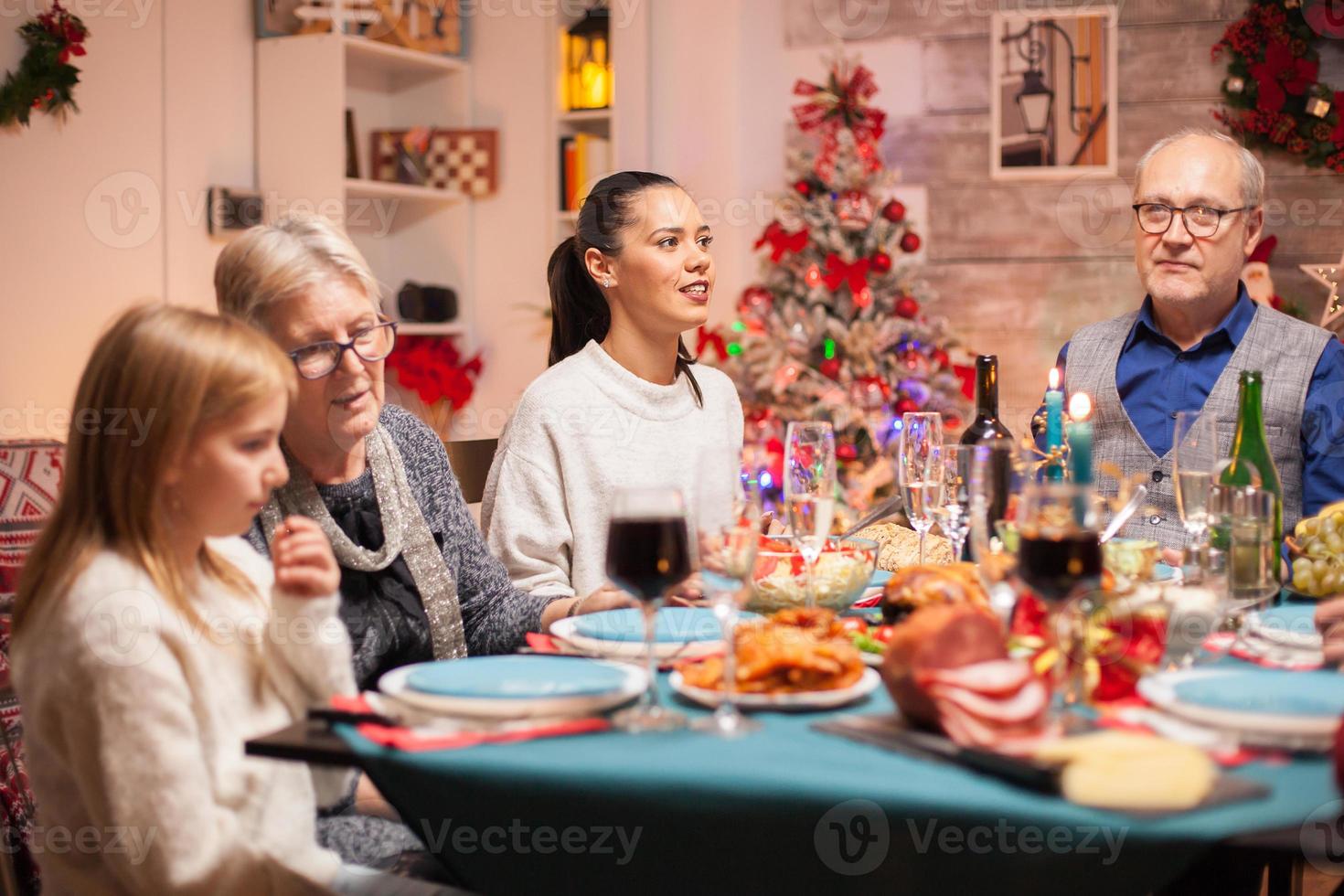 donna allegra a tavola con la sua famiglia foto