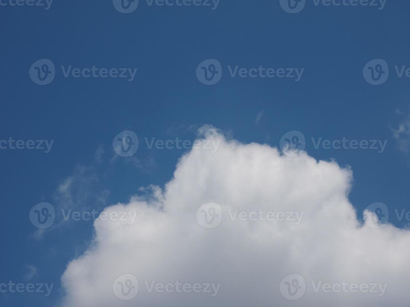 cielo blu con nuvole di sfondo foto