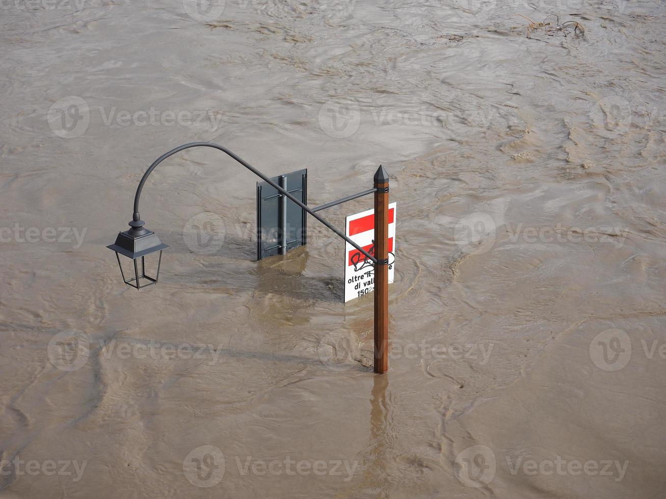 piena del fiume po a torino foto