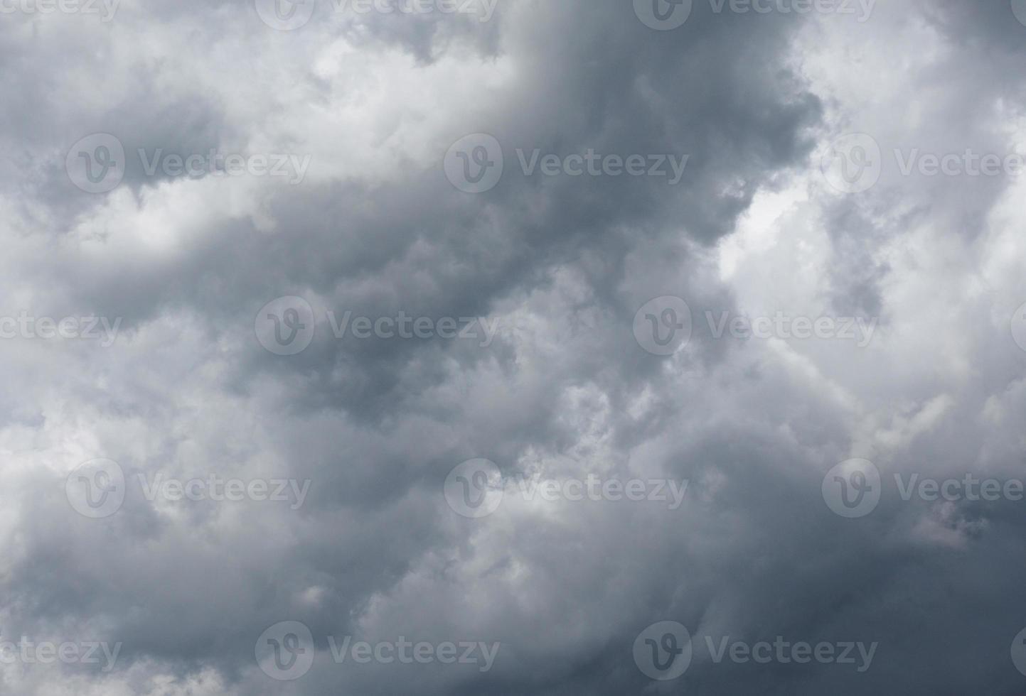 cielo blu scuro con sfondo di nuvole foto