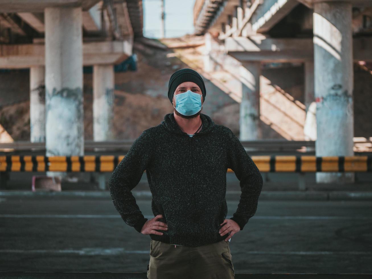 un hipster con una maschera medica foto