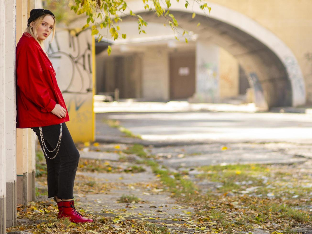 ragazza carina con una giacca rossa con cappello lavorato a maglia foto