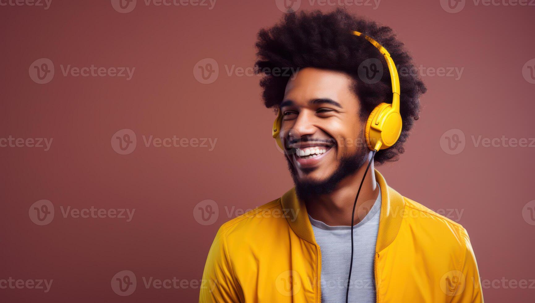 contento africano americano maschio godendo musica con auricolari, sorridente foto