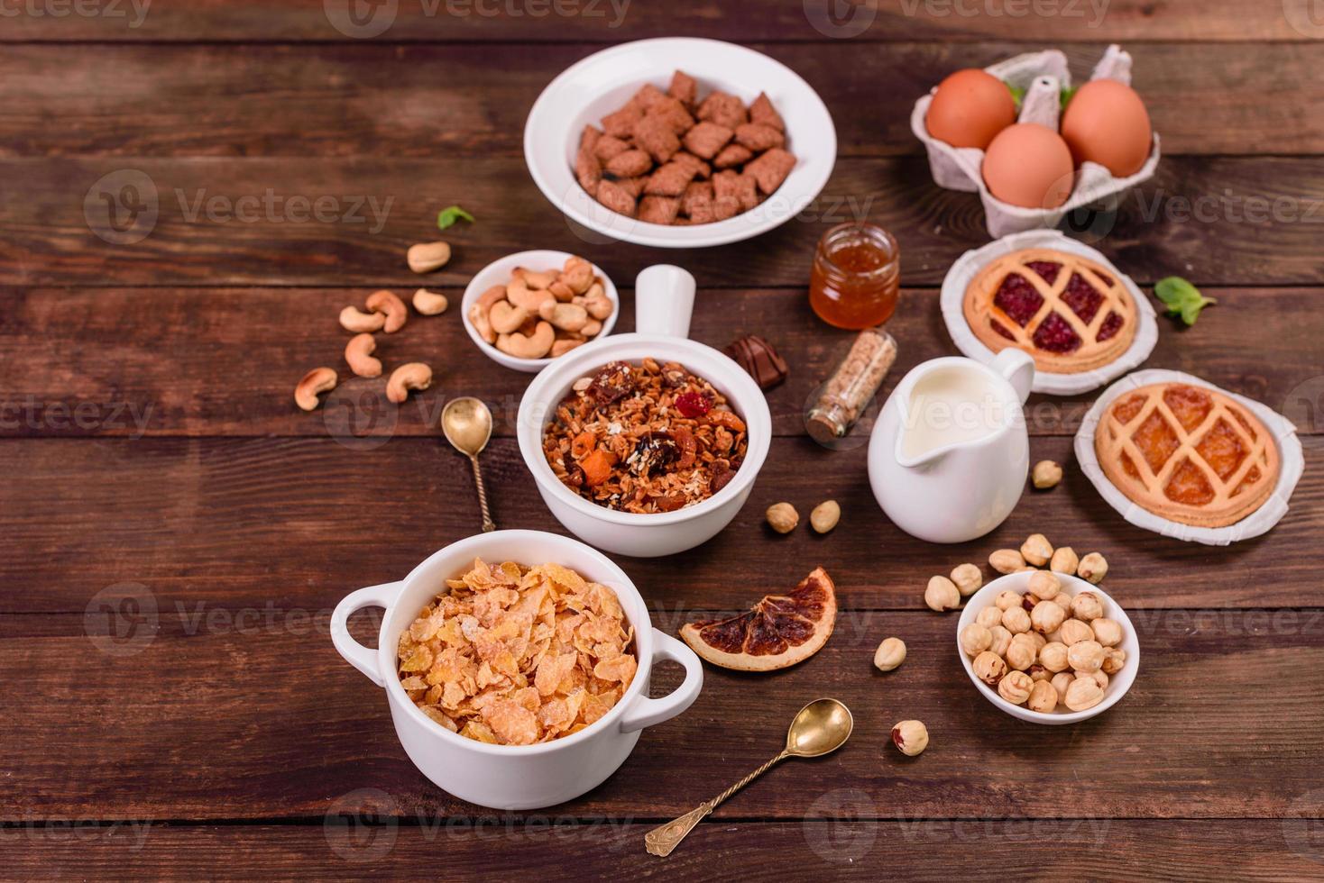 colazione gustosa e nutriente con muesli, cereali e noci. cibo salutare foto