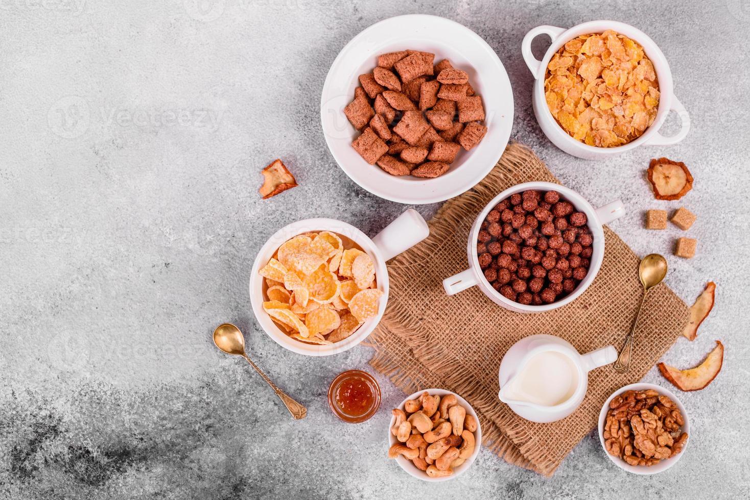 colazione gustosa e nutriente con muesli, cereali e noci. cibo salutare foto