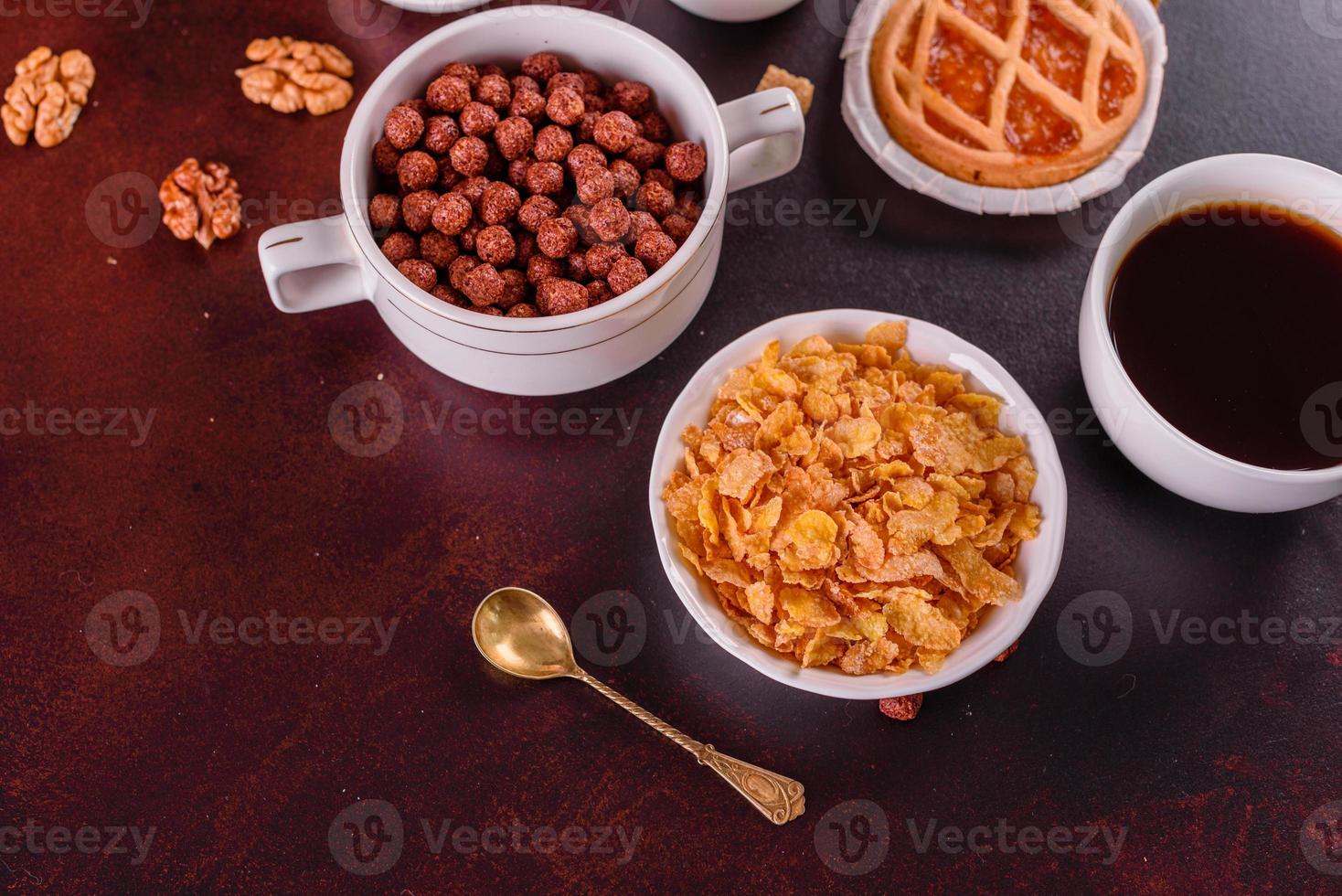 colazione gustosa e nutriente con muesli, cereali e noci. cibo salutare foto