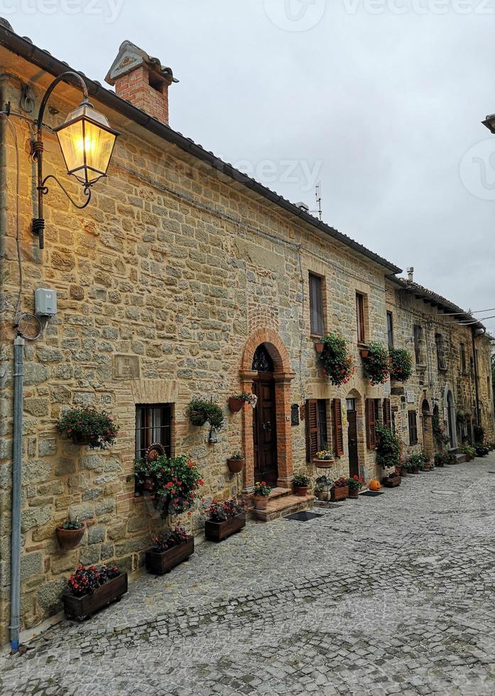 scorci della città di montemonaco, ascoli piceno, italia foto