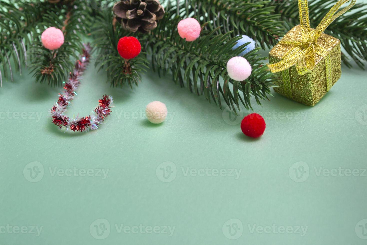 Biglietto natalizio. confezione regalo e decorazioni natalizie. con copia spazio. distesi foto