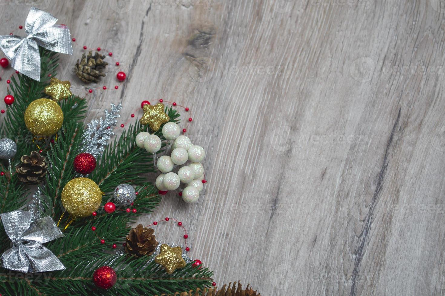 modello di banner di natale, modello di biglietto di auguri con decorazioni, vista dall'alto piatto su sfondo di legno con spazio di copia. avvicinamento foto