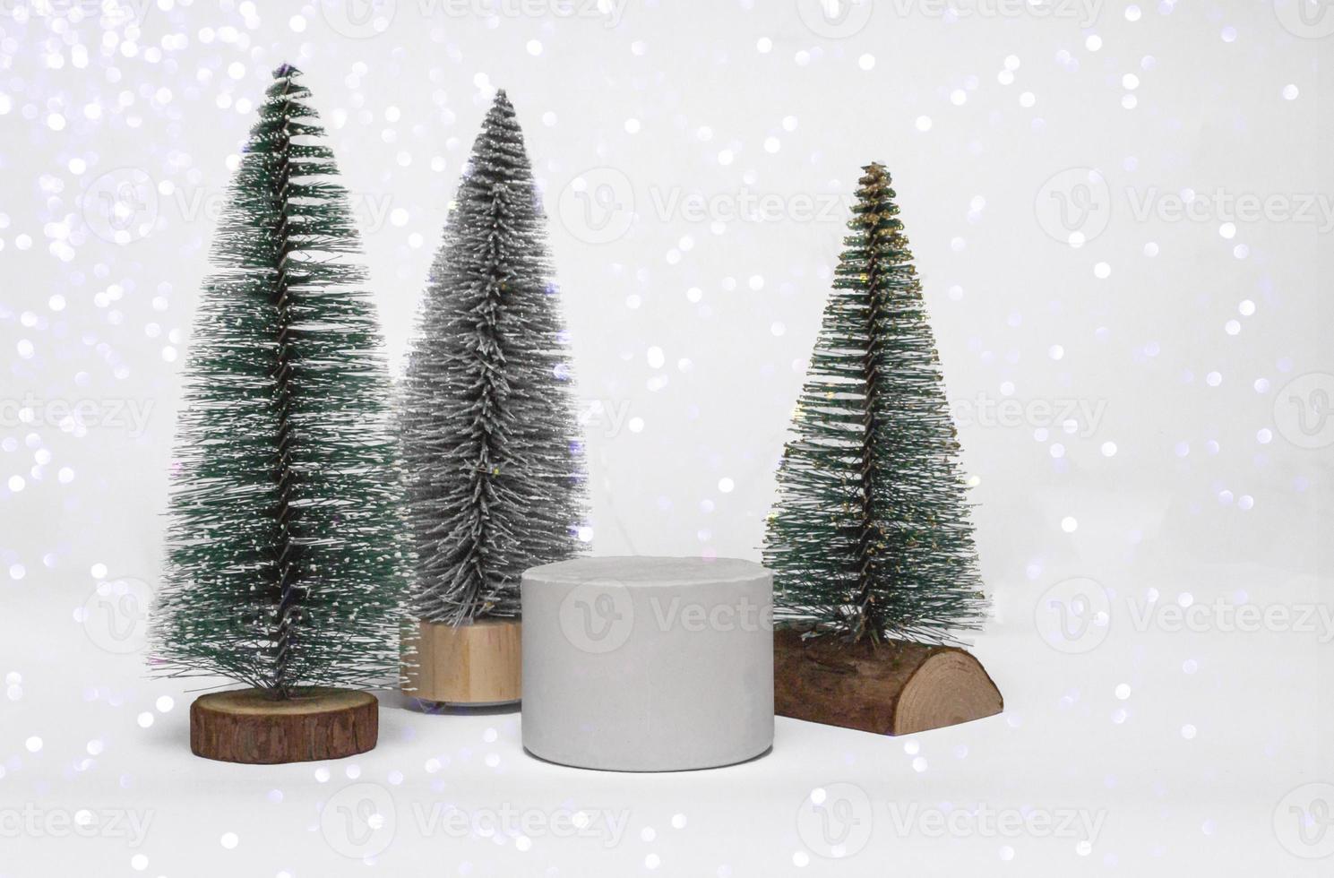 felice anno nuovo e buon natale, bellissimo podio decorato con alberi di natale ravvicinati su sfondo bianco foto