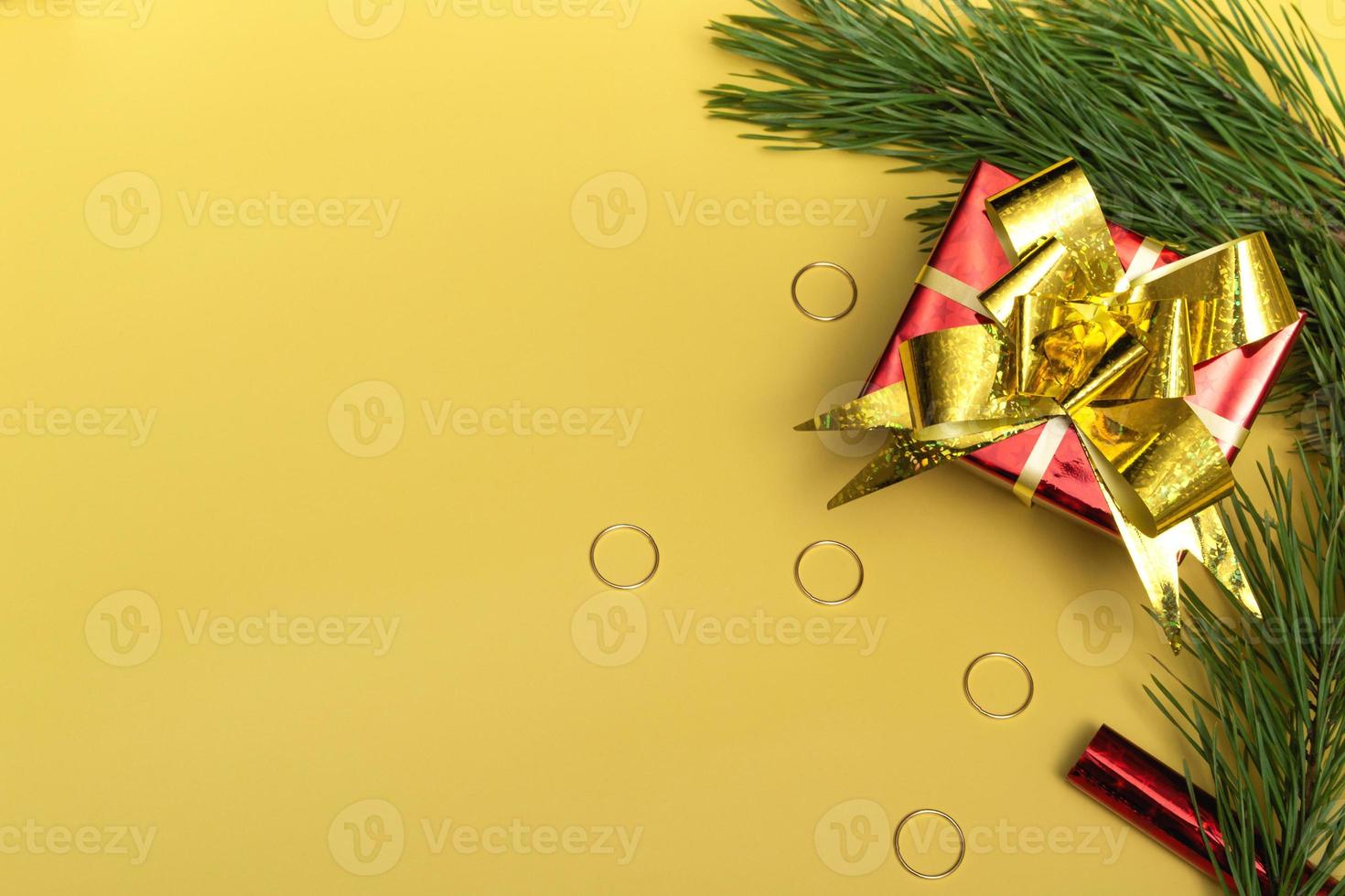 nuovo anno layout piatto su sfondo beige decorazioni natalizie confezione regalo, rami di abete. primo piano carta di capodanno, avvolgimento. vista dall'alto con copia spazio foto