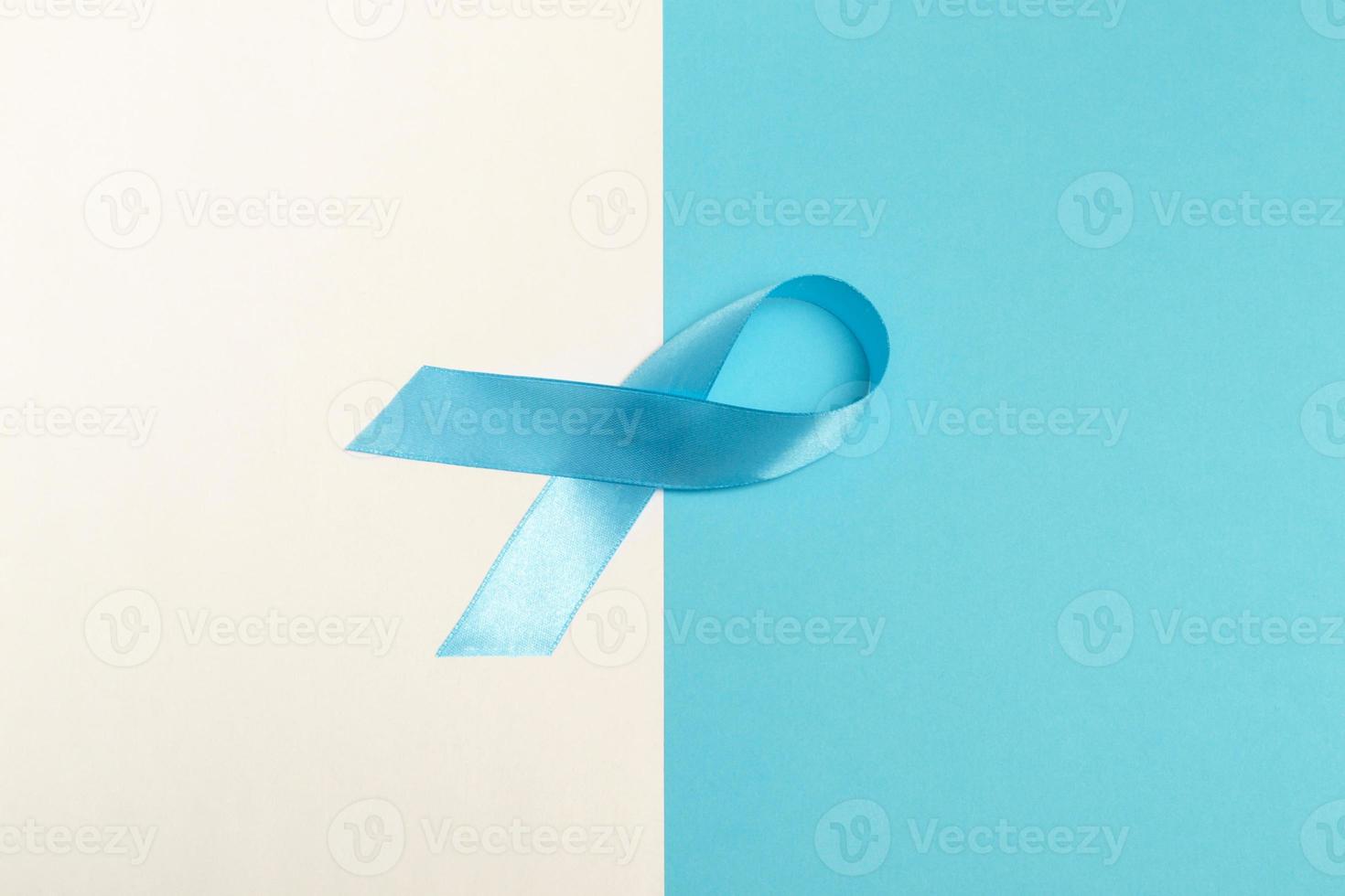 giornata mondiale del diabete. nastro blu su sfondo bianco e blu modello di assistenza sanitaria medica. foto