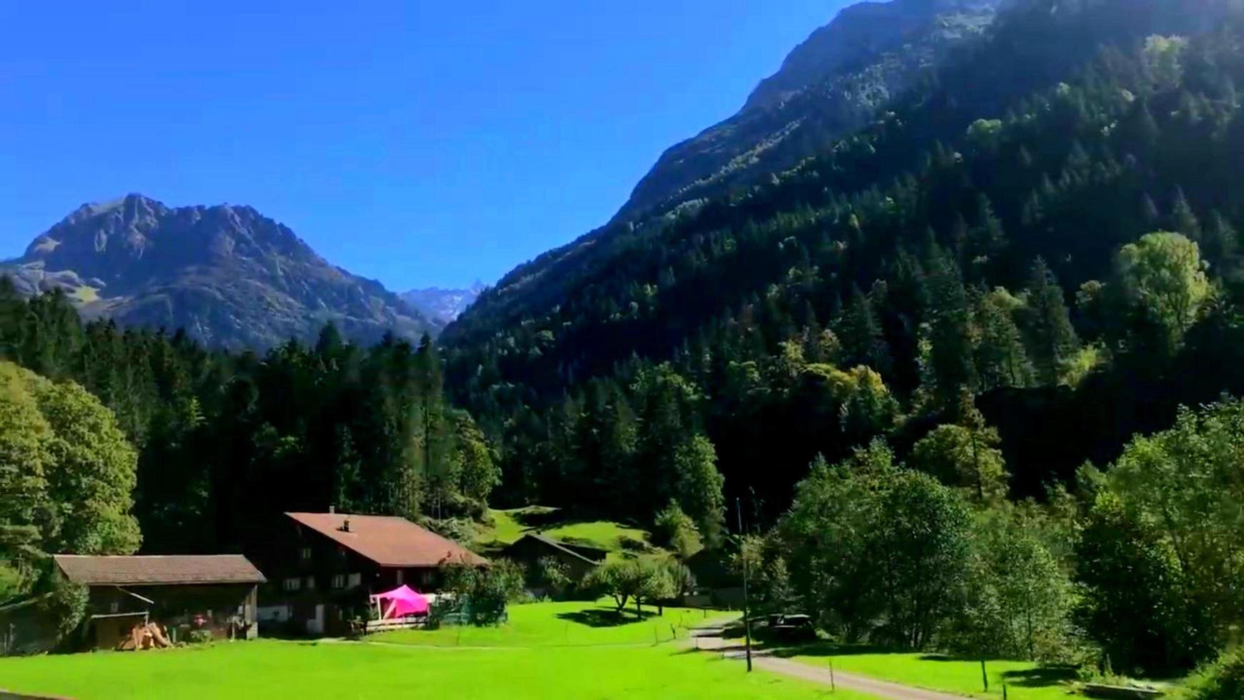 bellissimo villaggio della svizzera foto