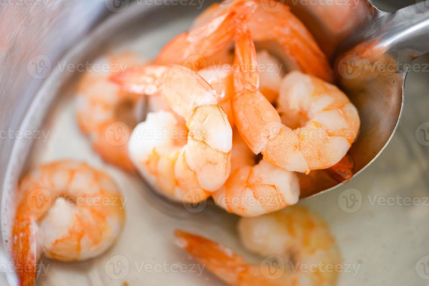 gamberi bolliti gamberi su pentola calda per cucinare frutti di mare foto