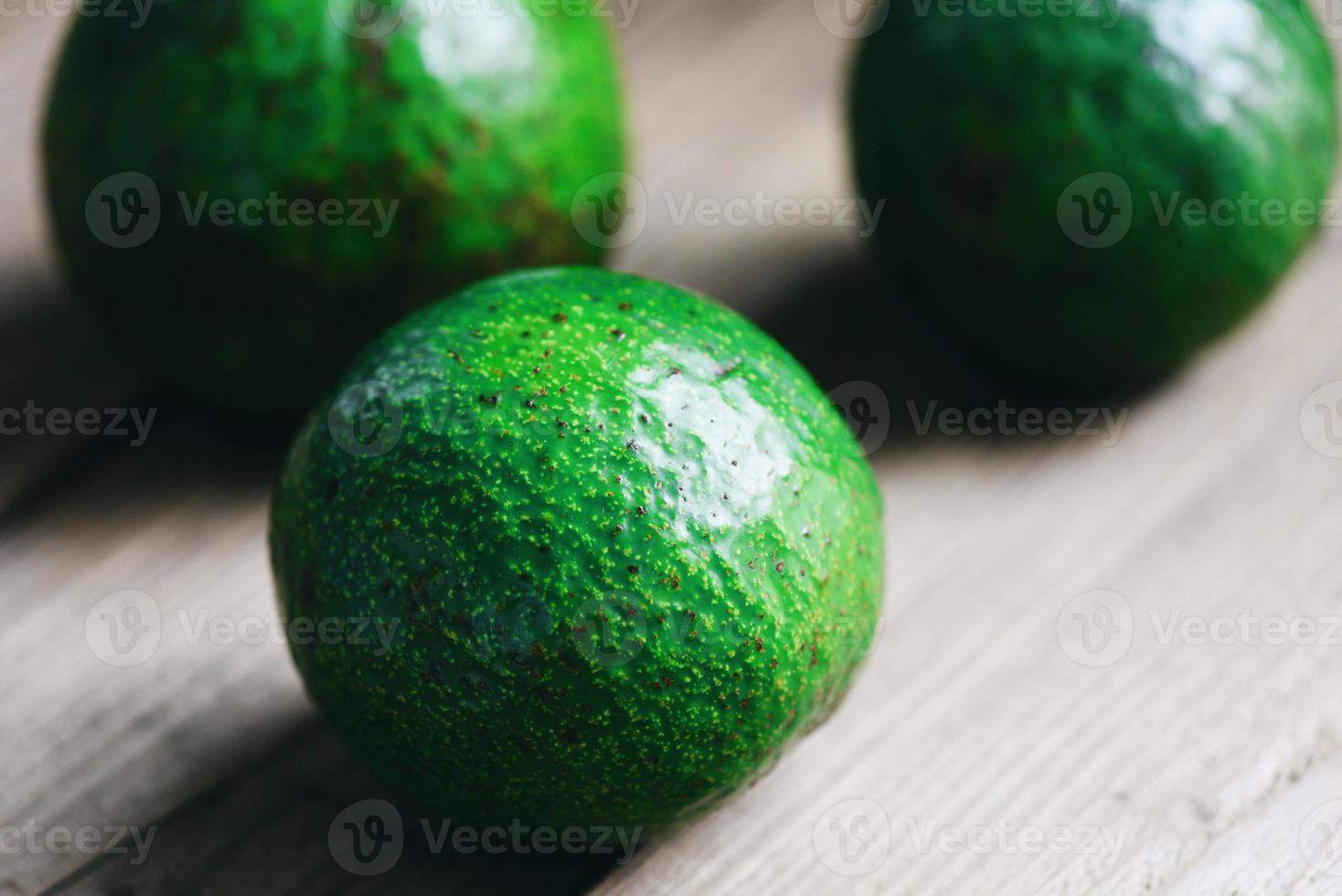 frutto di avocado su fondo di legno, concetto di cibo sano di frutta foto