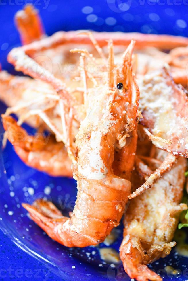 gamberi alla griglia con verdure e formaggio - primo piano crostacei piatto di frutti di mare gamberi gamberi cena cibo cotto foto