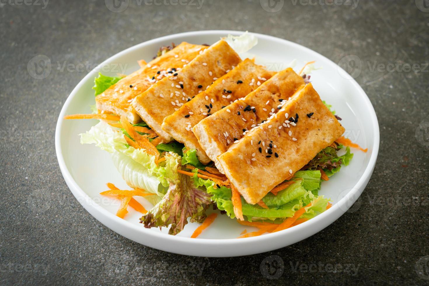 Insalata di tofu teriyaki con sesamo foto