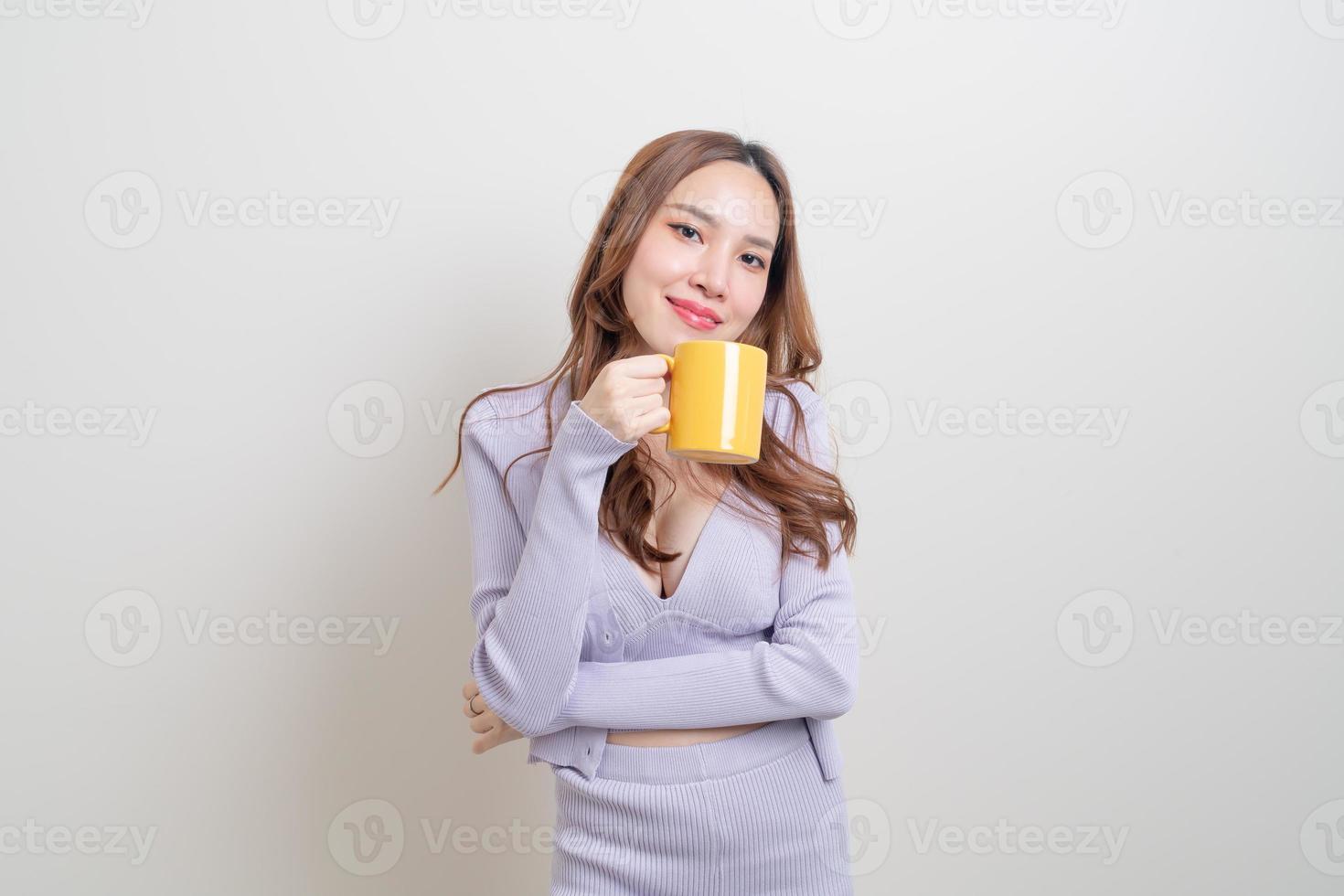 ritratto bella donna asiatica che tiene tazza di caffè o mug foto