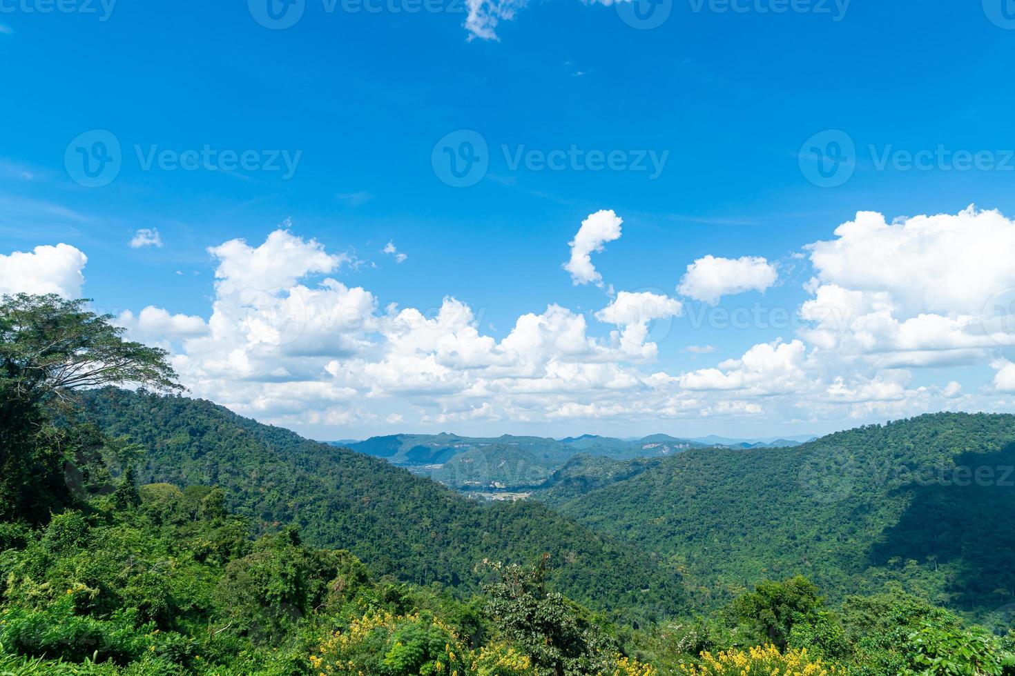 khao yai paesaggio montagna e cielo blu punto di vista foto
