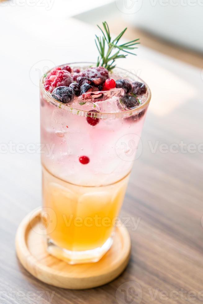 bicchiere di soda pesca e frutti di bosco foto