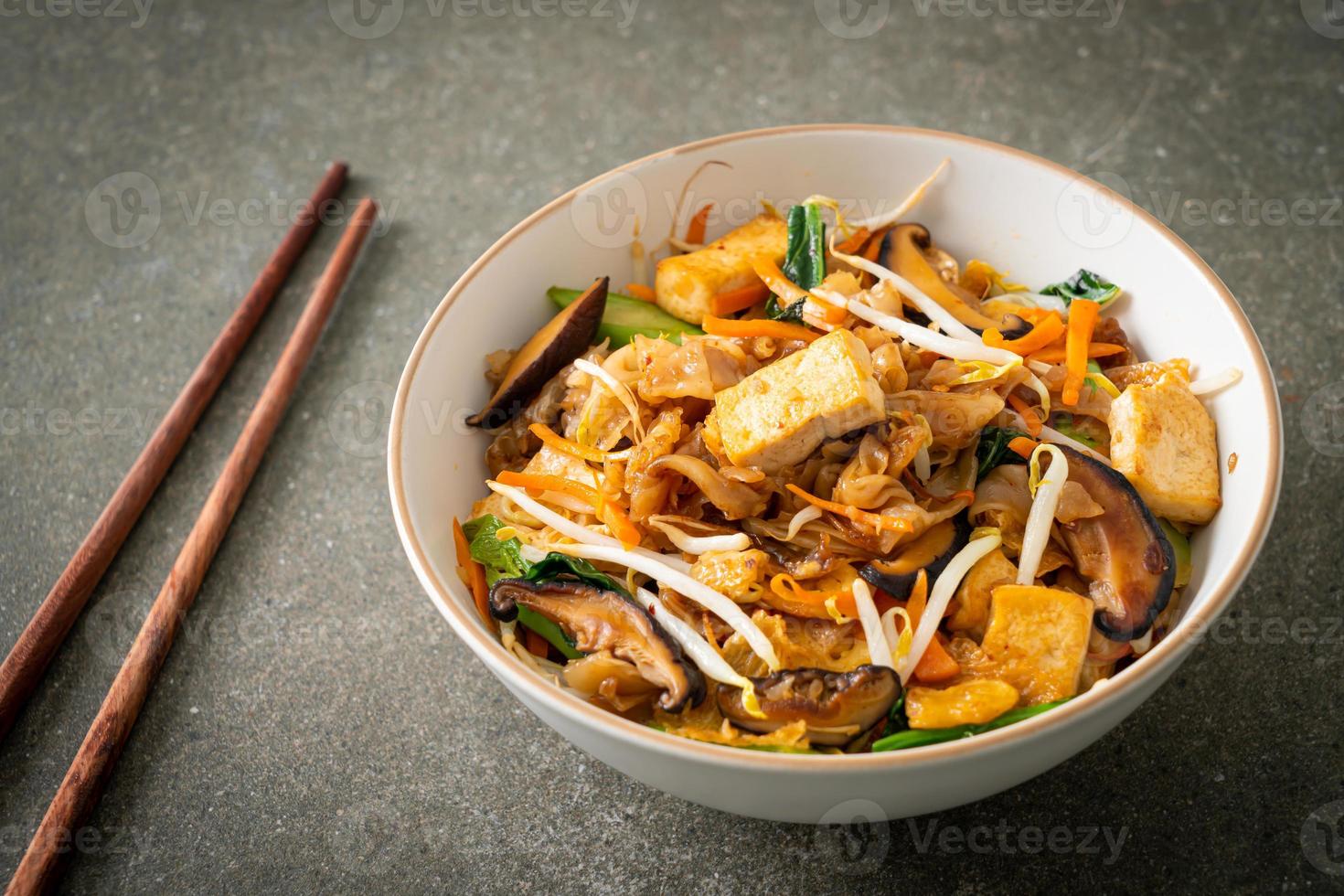 noodles saltati in padella con tofu e verdure foto