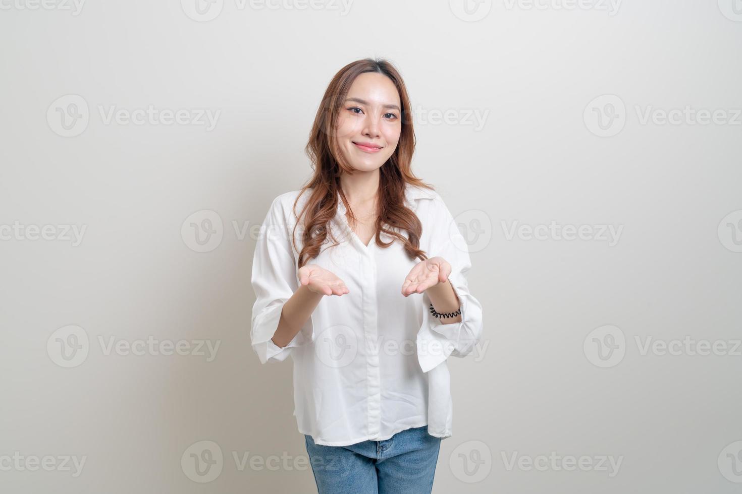 ritratto bella donna con la mano che presenta o indica foto