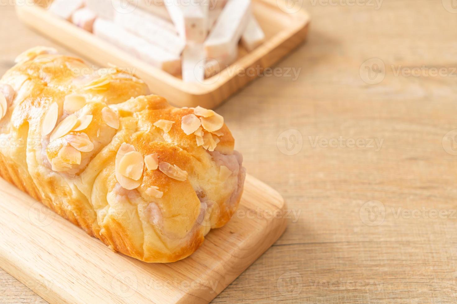 pane tostato taro su tavola di legno foto