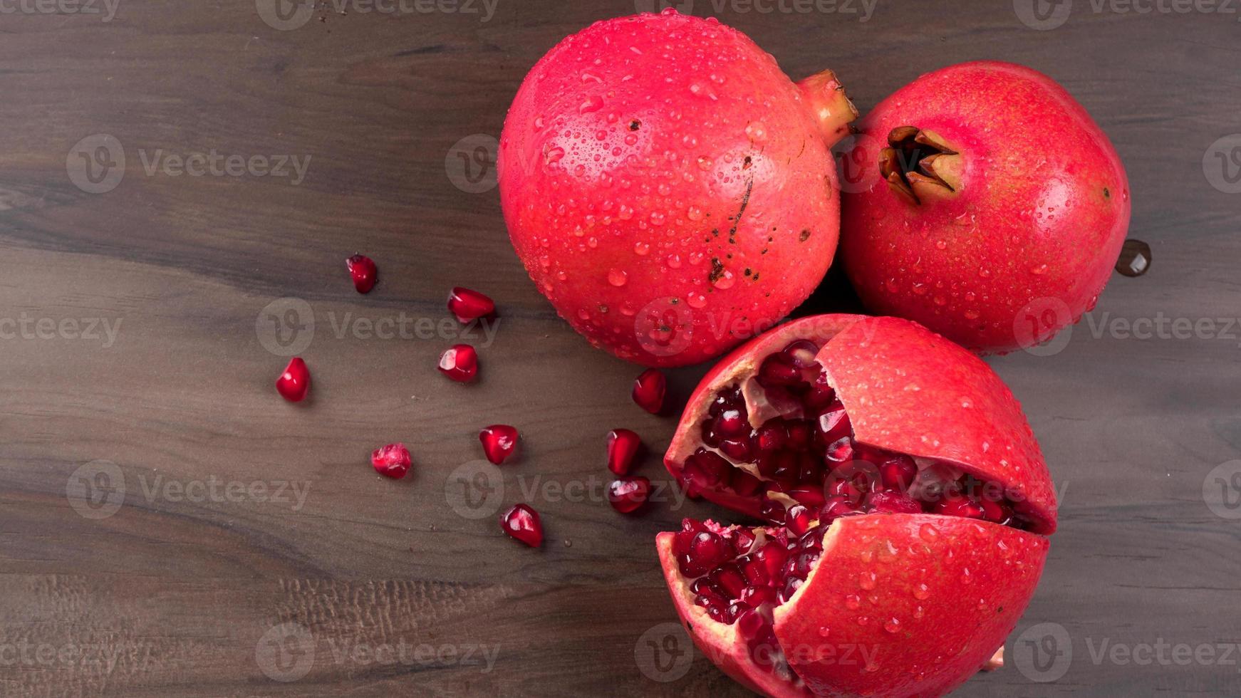 melograno fresco. ricco di antiossidanti naturali. concetto di frutti rossi, vitamine e antiossidanti naturali per la pelle per la bellezza. foto