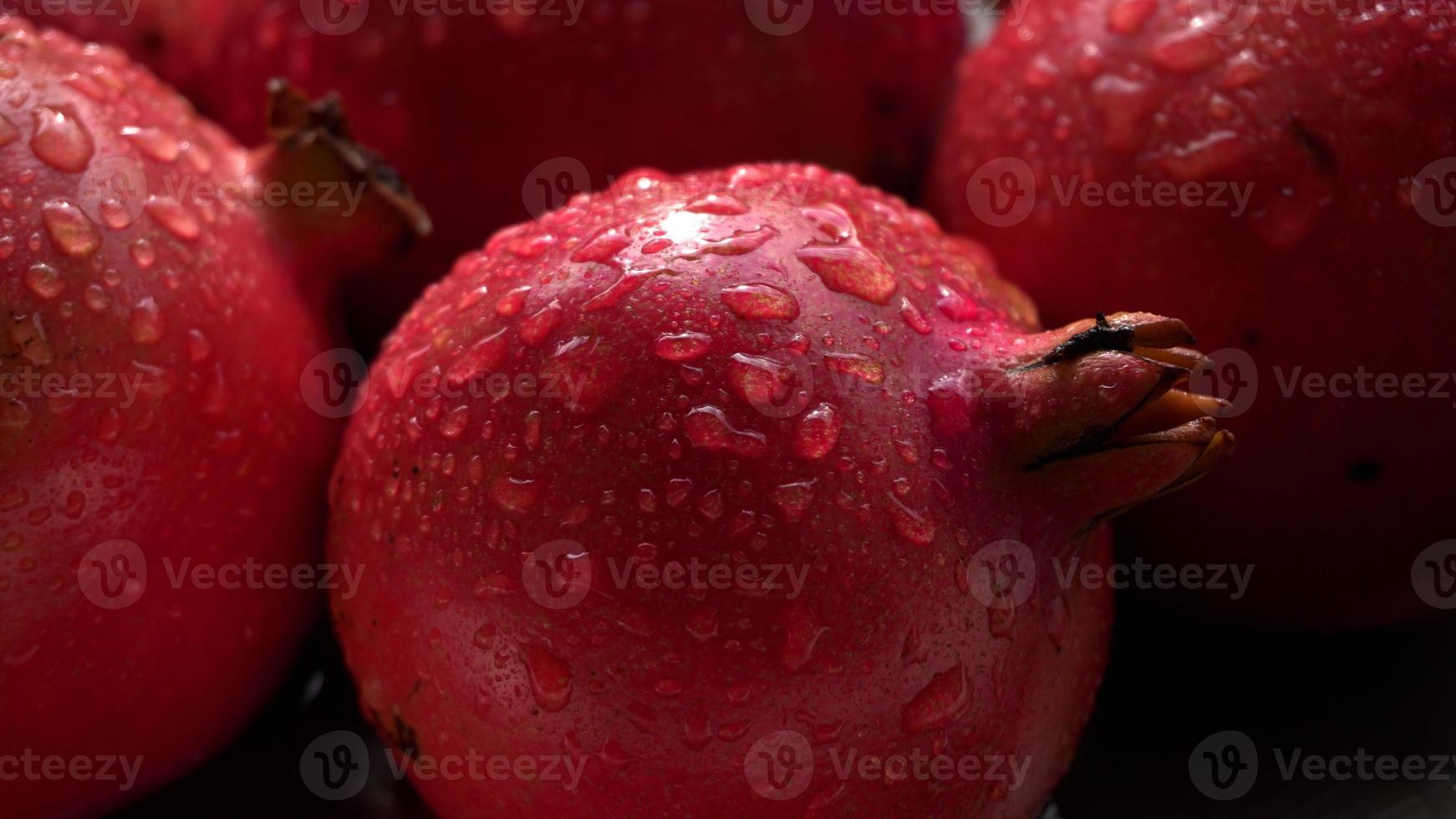 melograno fresco. ricco di antiossidanti naturali. concetto di frutti rossi, vitamine e antiossidanti naturali per la pelle per la bellezza. foto