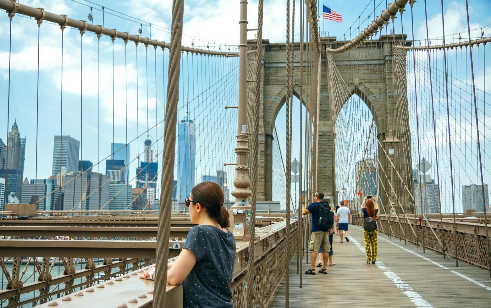 New York City, Stati Uniti d'America - 21 giugno 2016. turisti che scattano foto nel ponte di Brooklyn con lo skyline di manhattan sullo sfondo, a New York City