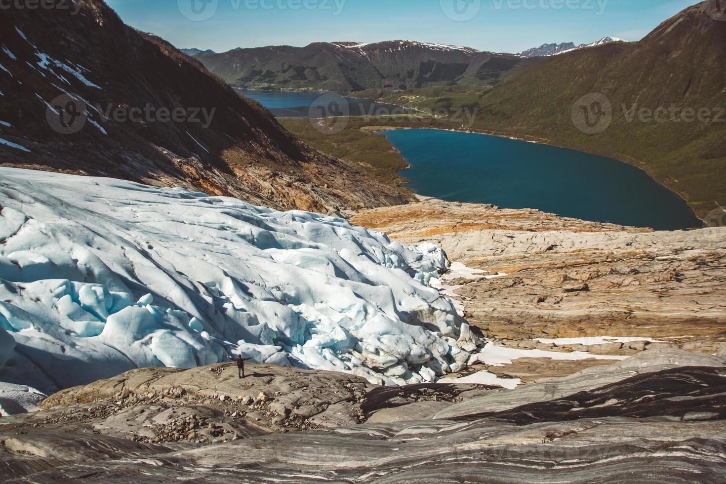 bellissimo scenario sulle montagne e sul ghiacciaio svartisen paesaggio in norvegia punti di riferimento della natura scandinava concetto di ecologia foto