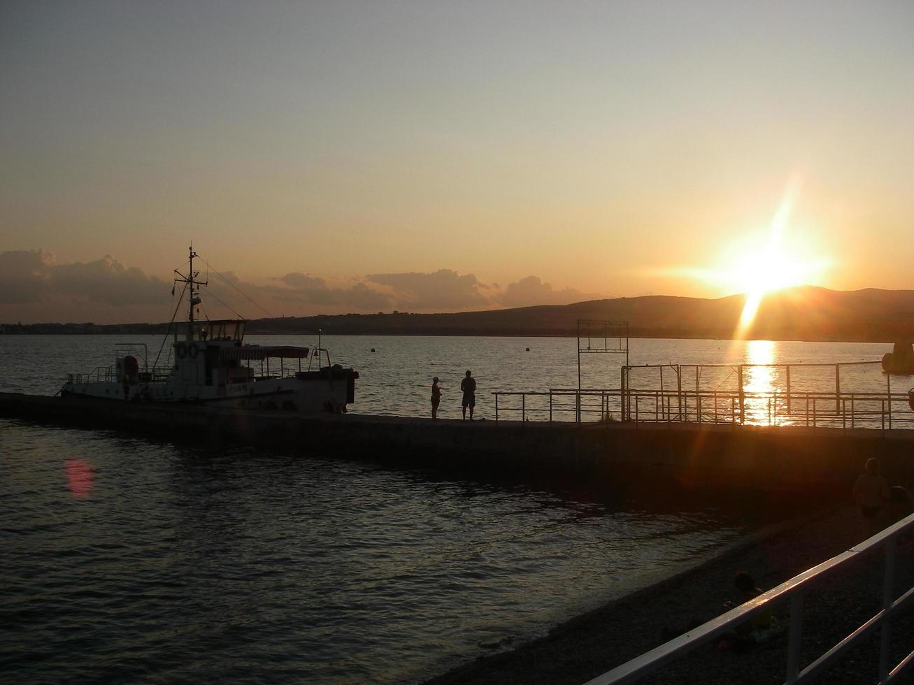 tramonto in mare. varietà di colori e sfumature del sole nascente. paesaggio marino. foto