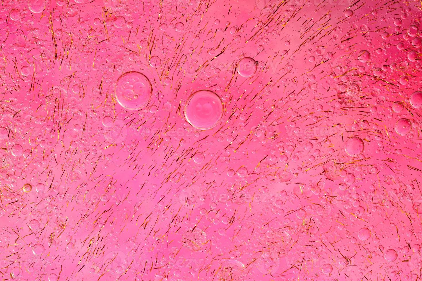 foto di olio su una superficie d'acqua con bolle. sfondo colorato astratto. macro primo piano