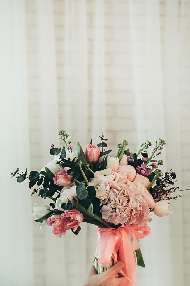 bouquet da sposa in una mano foto