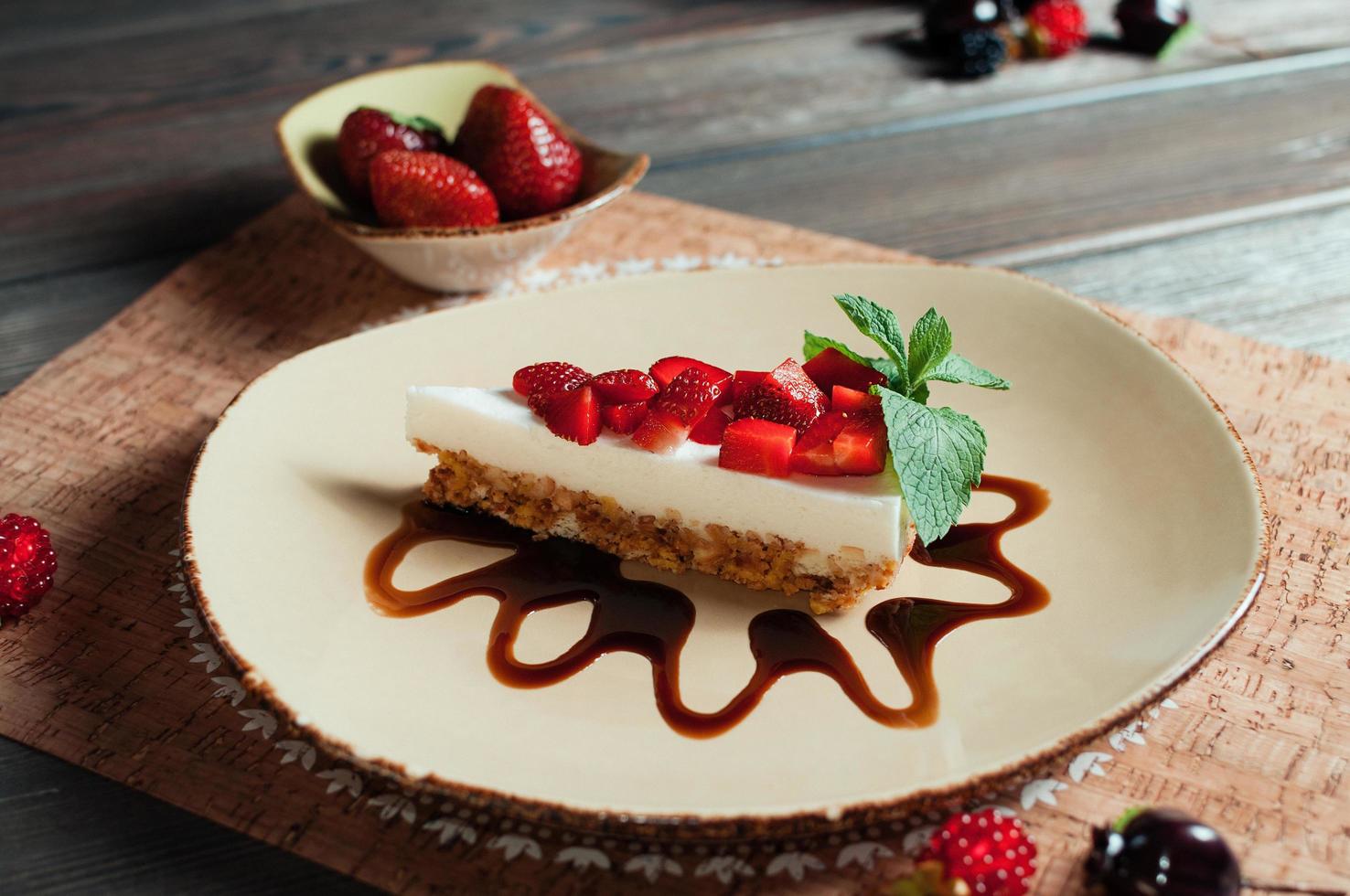 fetta di torta di fragole, messa a fuoco selettiva foto