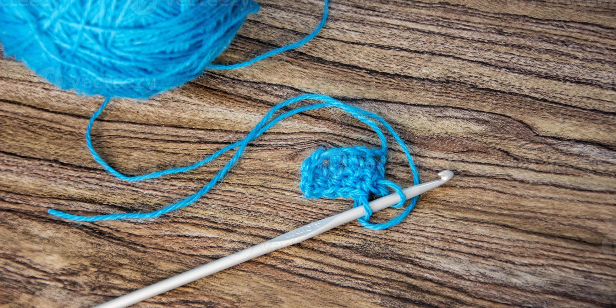 uncinetto. una matassa di filo per lavorare a maglia. foto