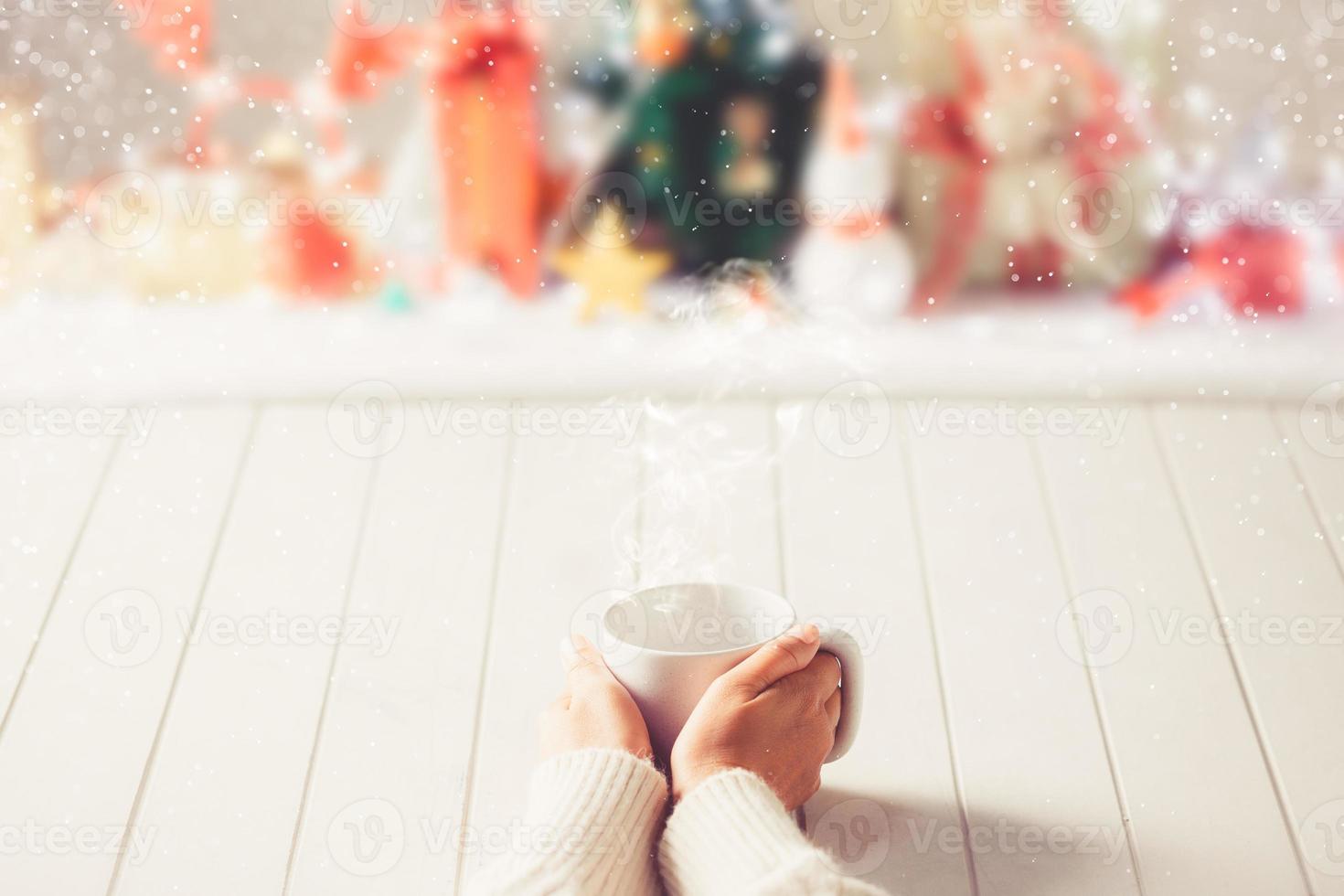 la donna tiene tra le mani una tazza di caffè rossa foto