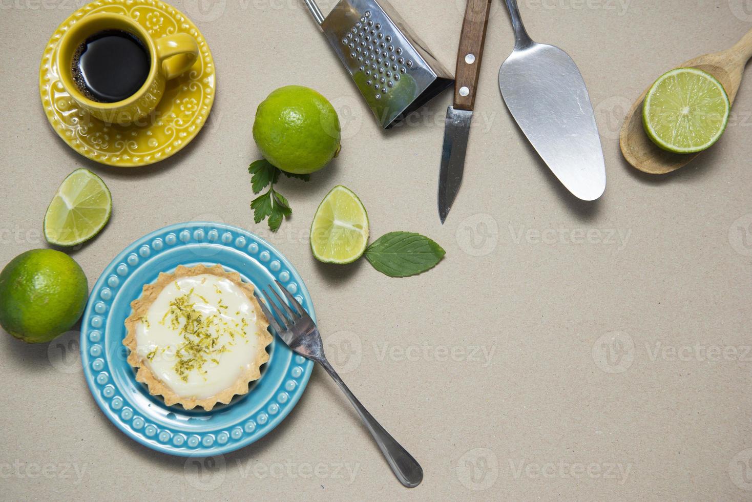 concetto di cibo limone biologico fatto in casa, crostate al lime. foto