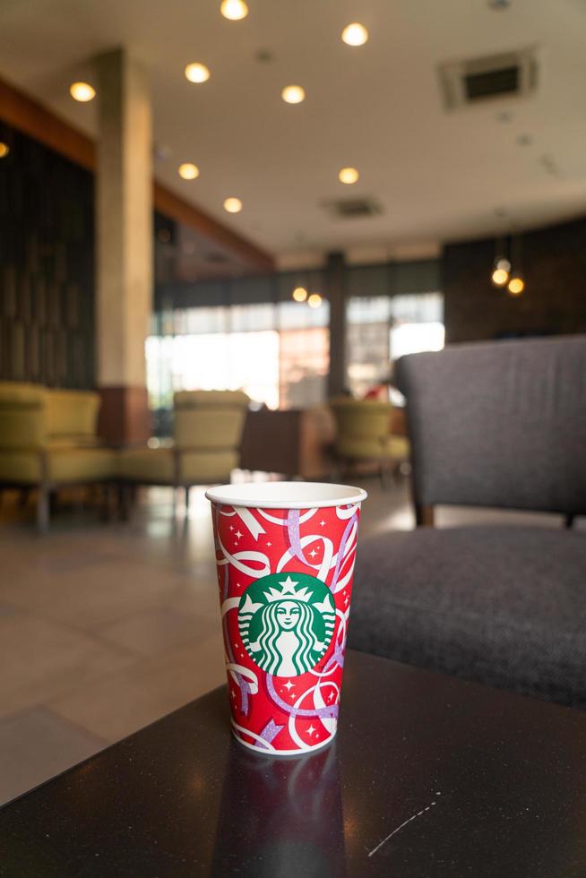 bangkok, thailandia - 24 nov 2021 - caffè Starbucks bevanda calda con tema natalizio sul tavolo. foto