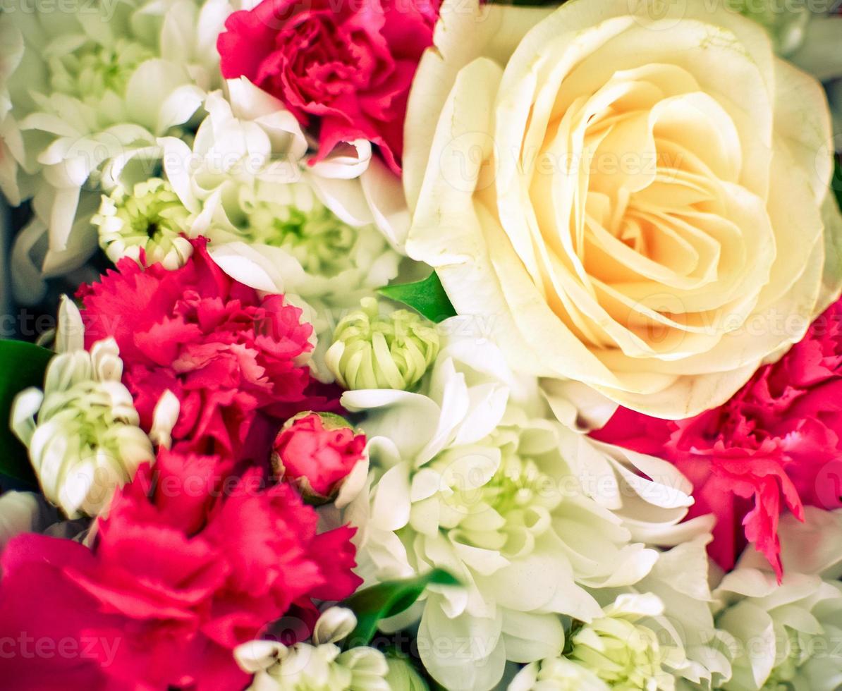 bellissimo bouquet di fiori misti di crisantemi, chiodi di garofano e rose foto