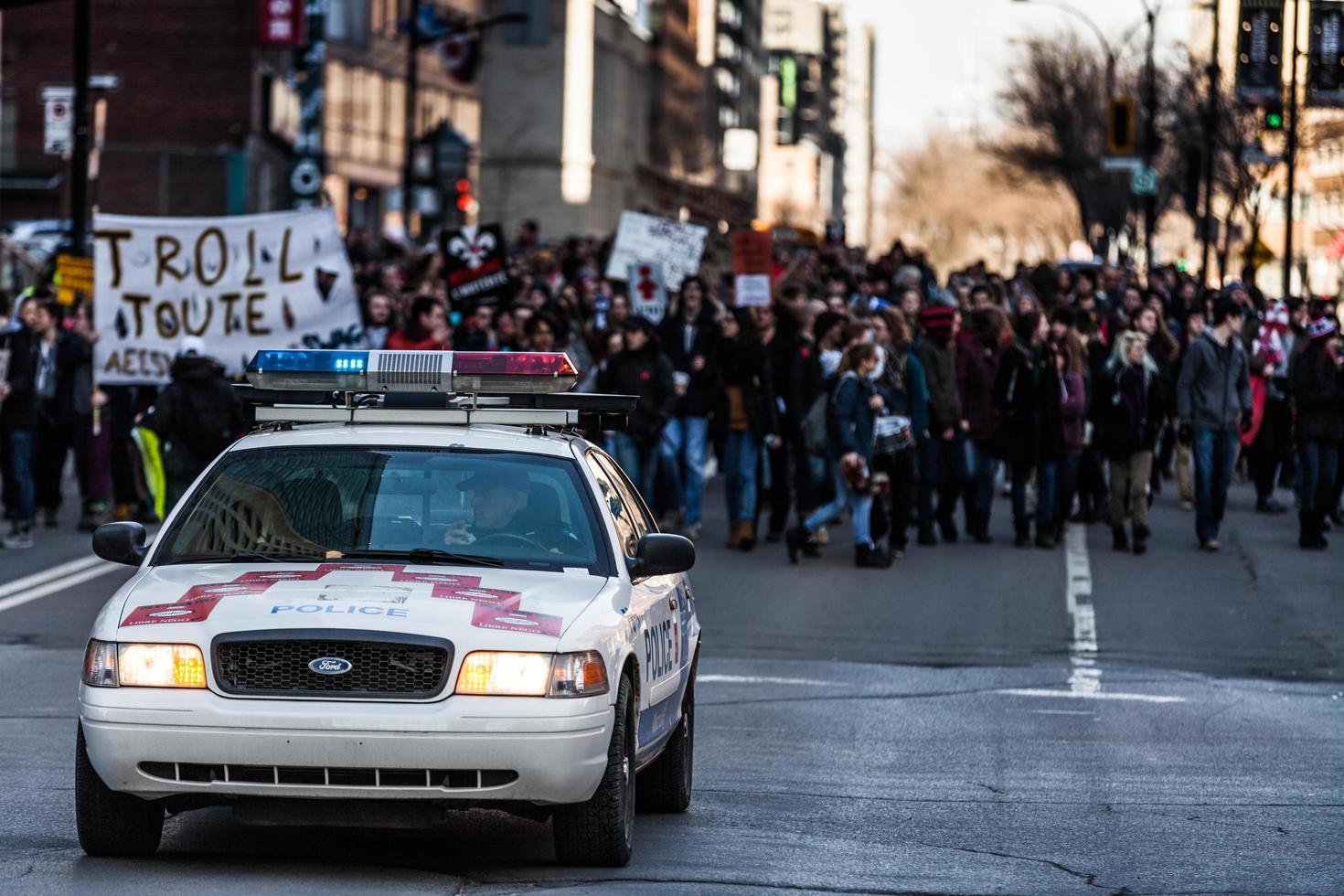 montreal, canada, 02 aprile 2015 - auto della polizia di fronte ai manifestanti che controllano il traffico foto