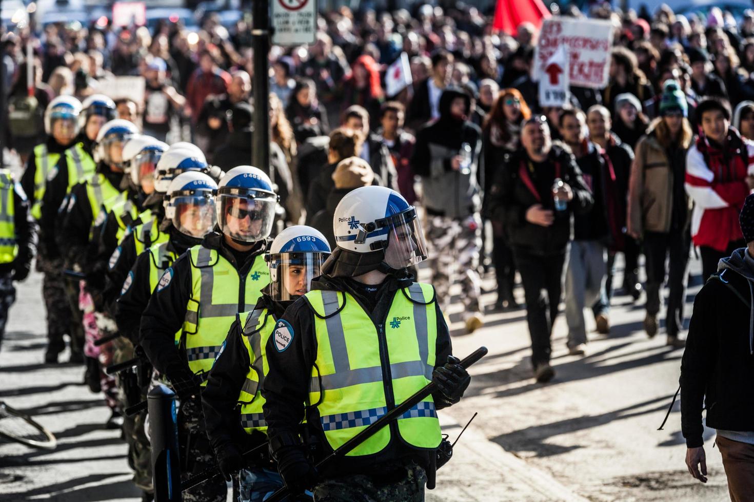montreal, canada, 2 aprile 2015 - la polizia segue i manifestanti per assicurarsi che tutto sia sotto controllo foto