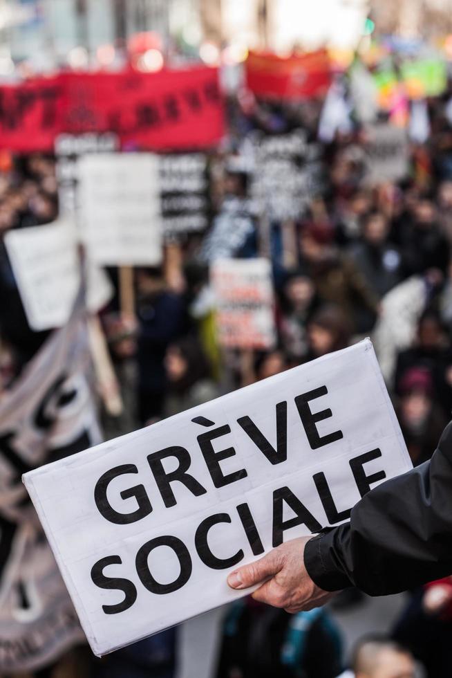 montreal, canada, 2 aprile 2015 - qualcuno con un sospiro che dice greve sociale con un manifestante sfocato sullo sfondo. foto