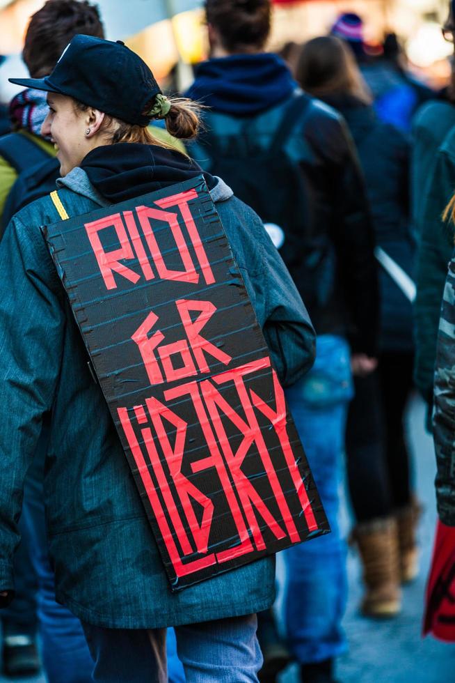 montreal, canada, 02 aprile 2015 - primo piano della parte posteriore di un manifestante che indossa un cartello che diceva sommossa per la libertà foto