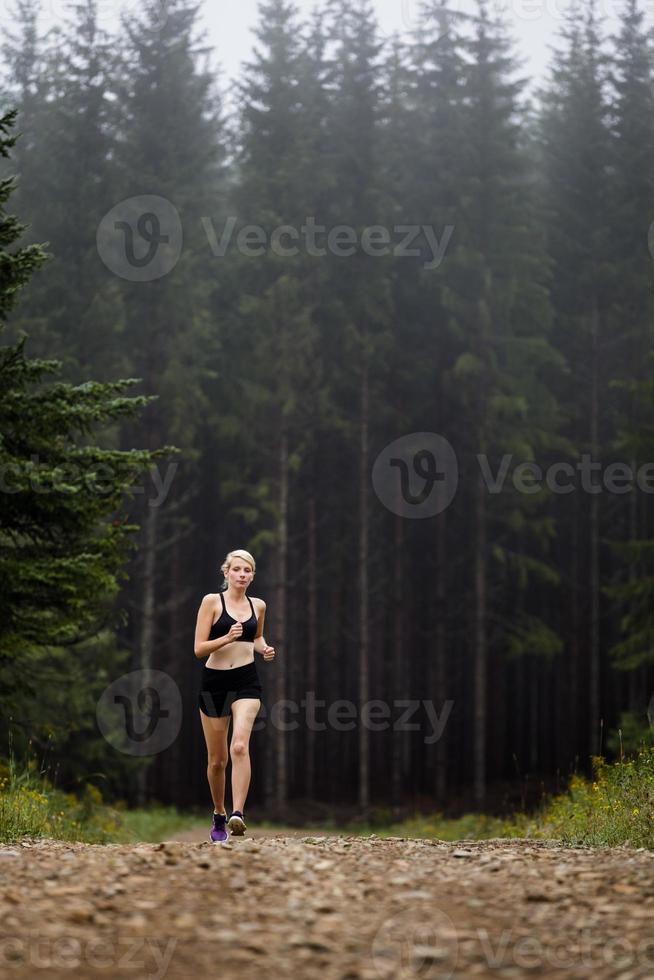 formazione jogger nella foresta nelle prime ore del mattino. foto