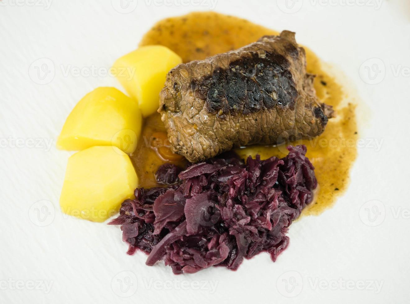 cibo tradizionale tedesco involtino di manzo con cavolo rosso foto